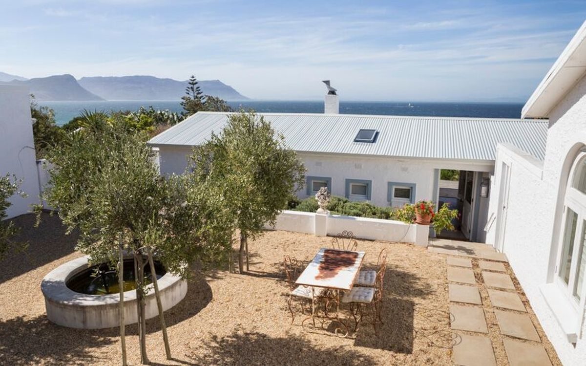 Spacious 4 Bedroom Self Catering Holiday Home Simonstown