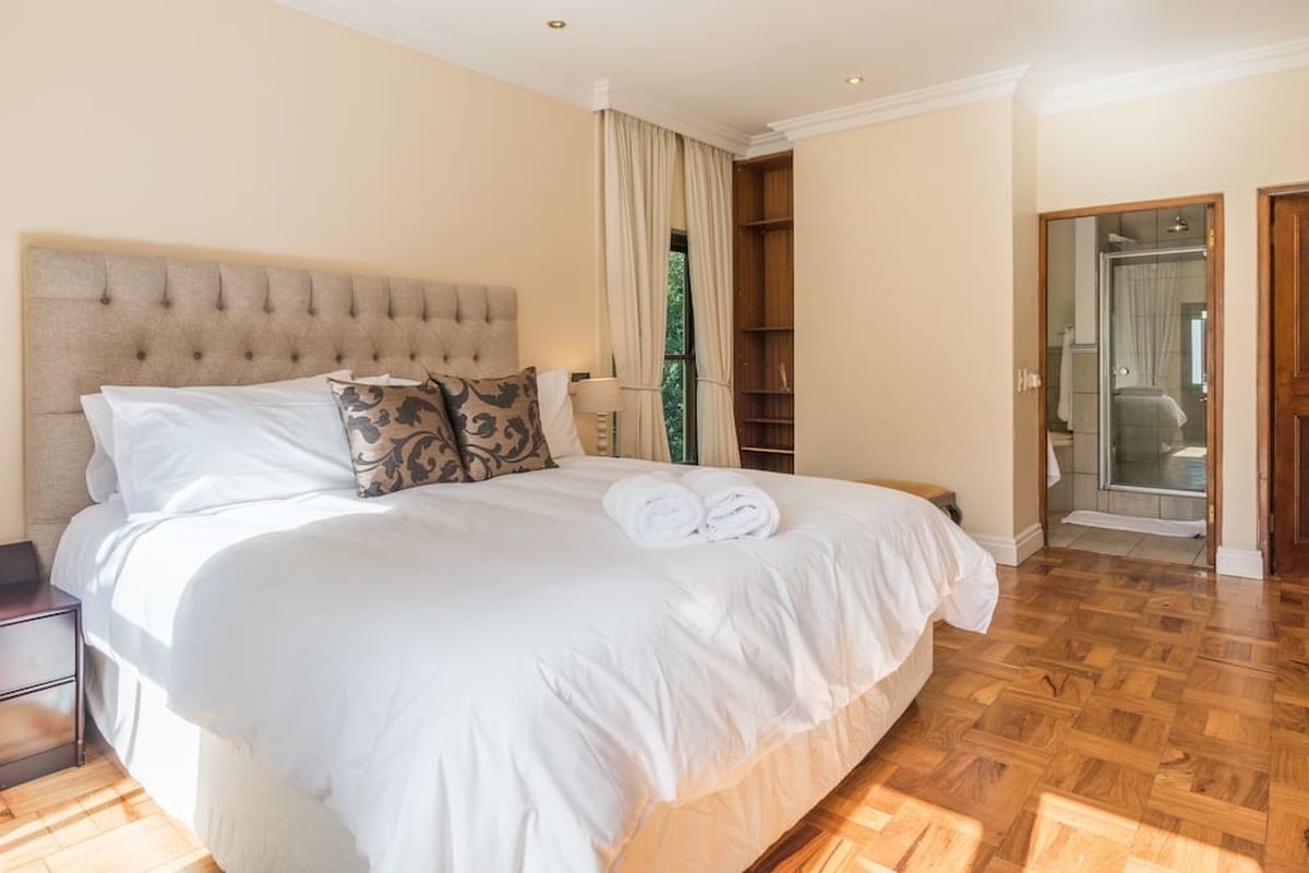 Luxury 8 Bedroom 5 Star Private Villa Constantia