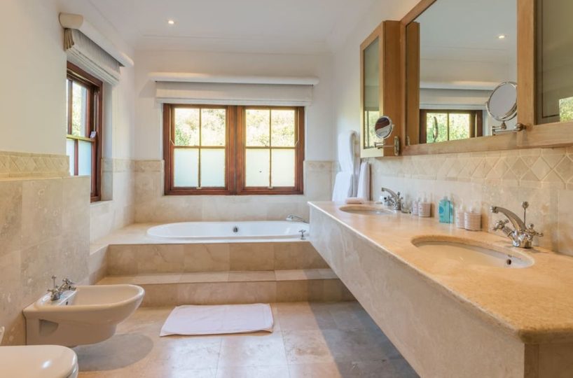 Luxury 8 Bedroom 5 Star Private Villa Constantia