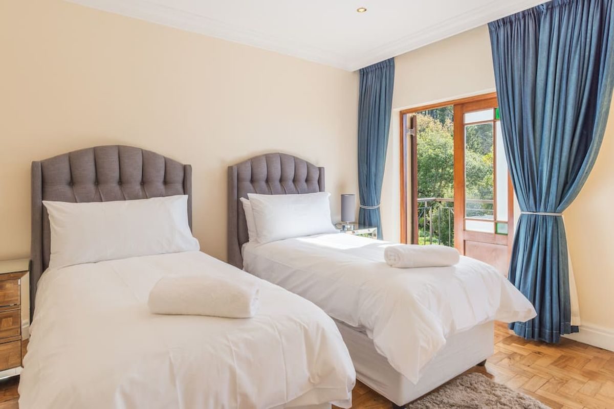 Luxury 8 Bedroom 5 Star Private Villa Constantia