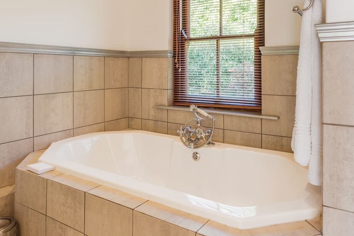 Luxury 8 Bedroom 5 Star Private Villa Constantia