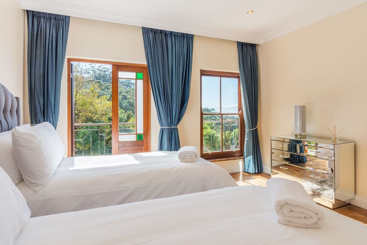 Luxury 8 Bedroom 5 Star Private Villa Constantia