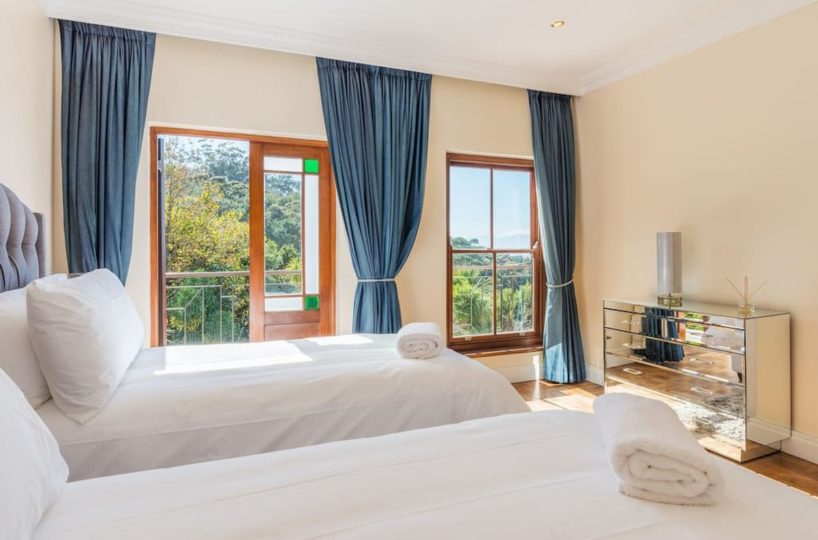 Luxury 8 Bedroom 5 Star Private Villa Constantia