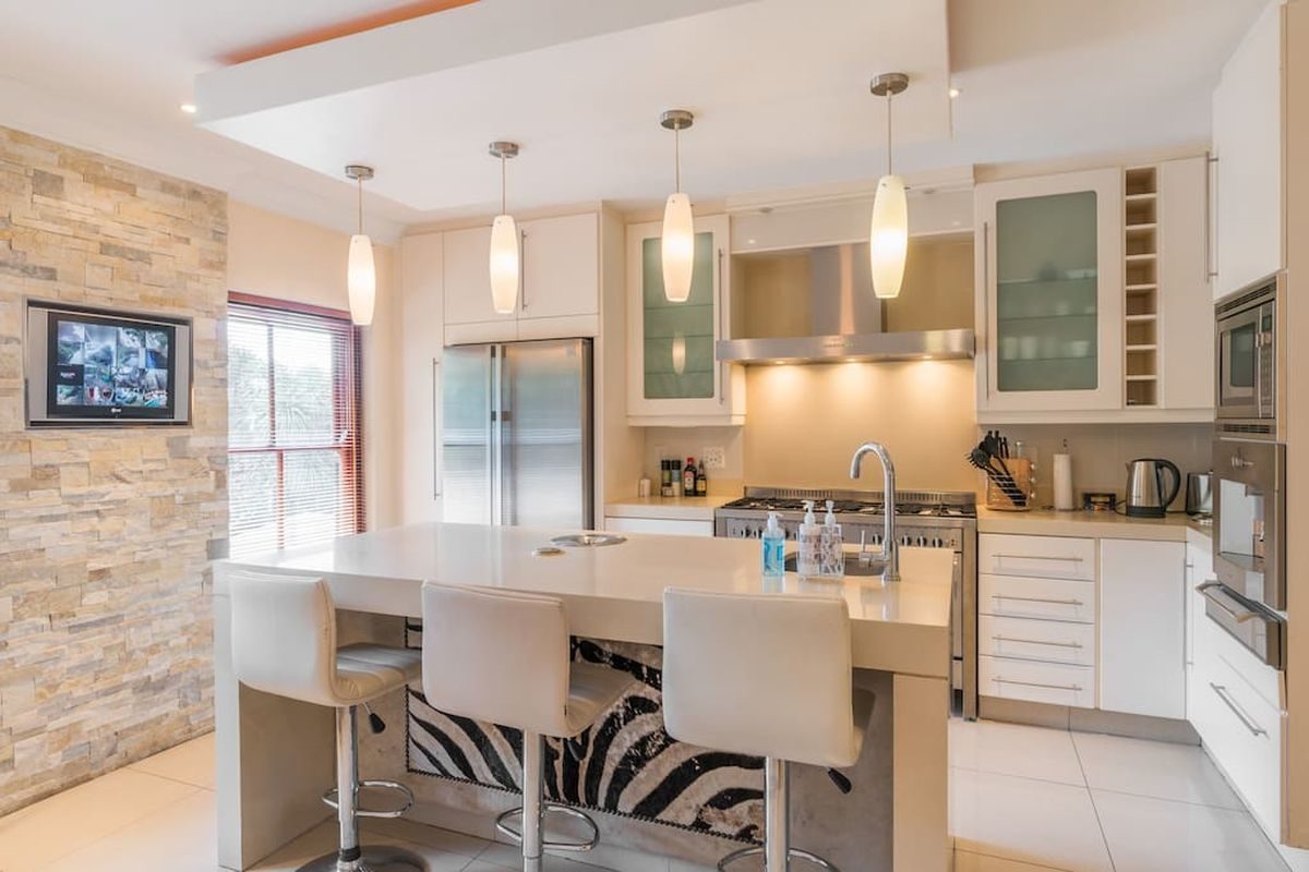 Luxury 8 Bedroom 5 Star Private Villa Constantia