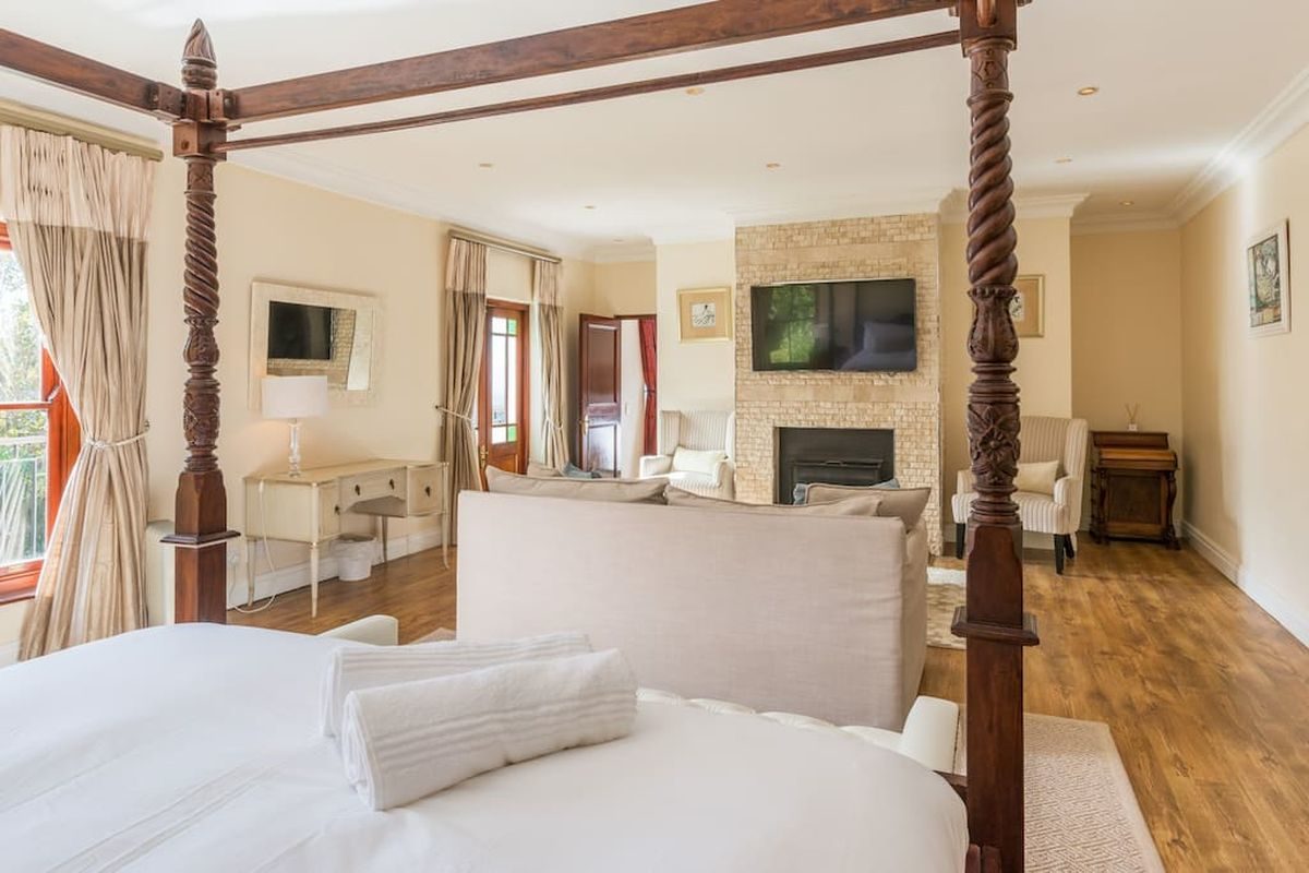 Luxury 8 Bedroom 5 Star Private Villa Constantia