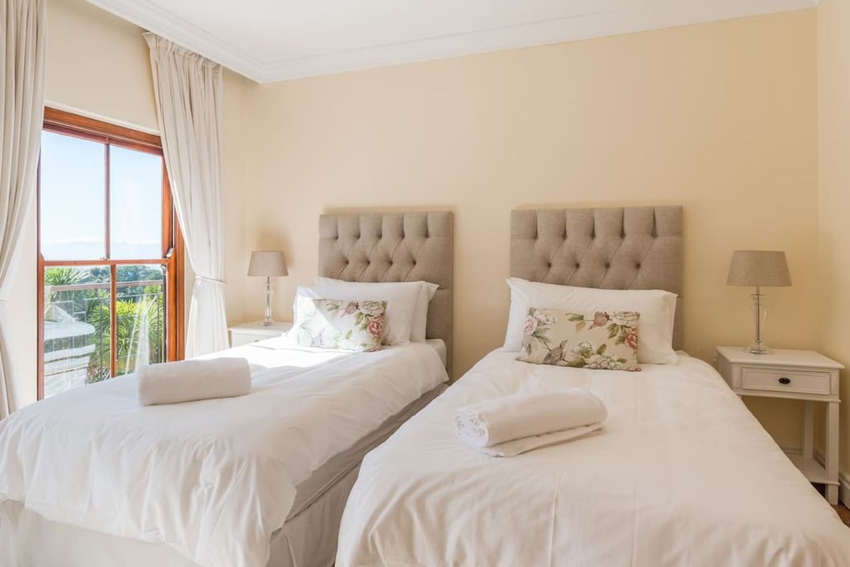 Luxury 8 Bedroom 5 Star Private Villa Constantia