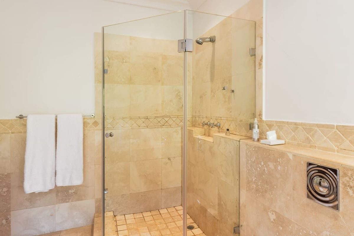 Luxury 8 Bedroom 5 Star Private Villa Constantia