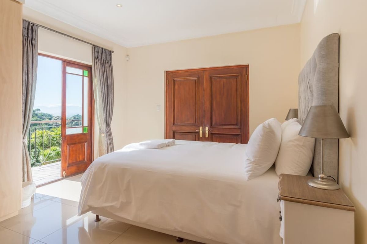 Luxury 8 Bedroom 5 Star Private Villa Constantia