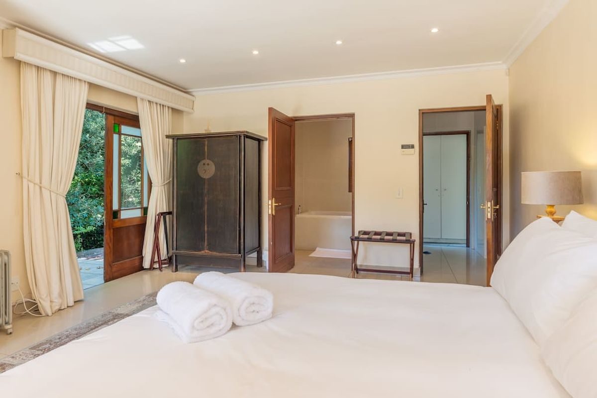 Luxury 8 Bedroom 5 Star Private Villa Constantia