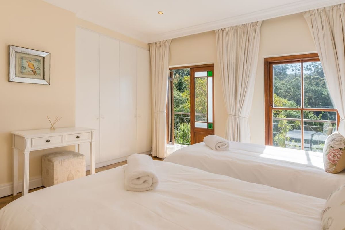 Luxury 8 Bedroom 5 Star Private Villa Constantia
