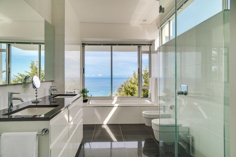 Self Catering 6 Bedroom Luxury Holiday Villa in Camps Bay