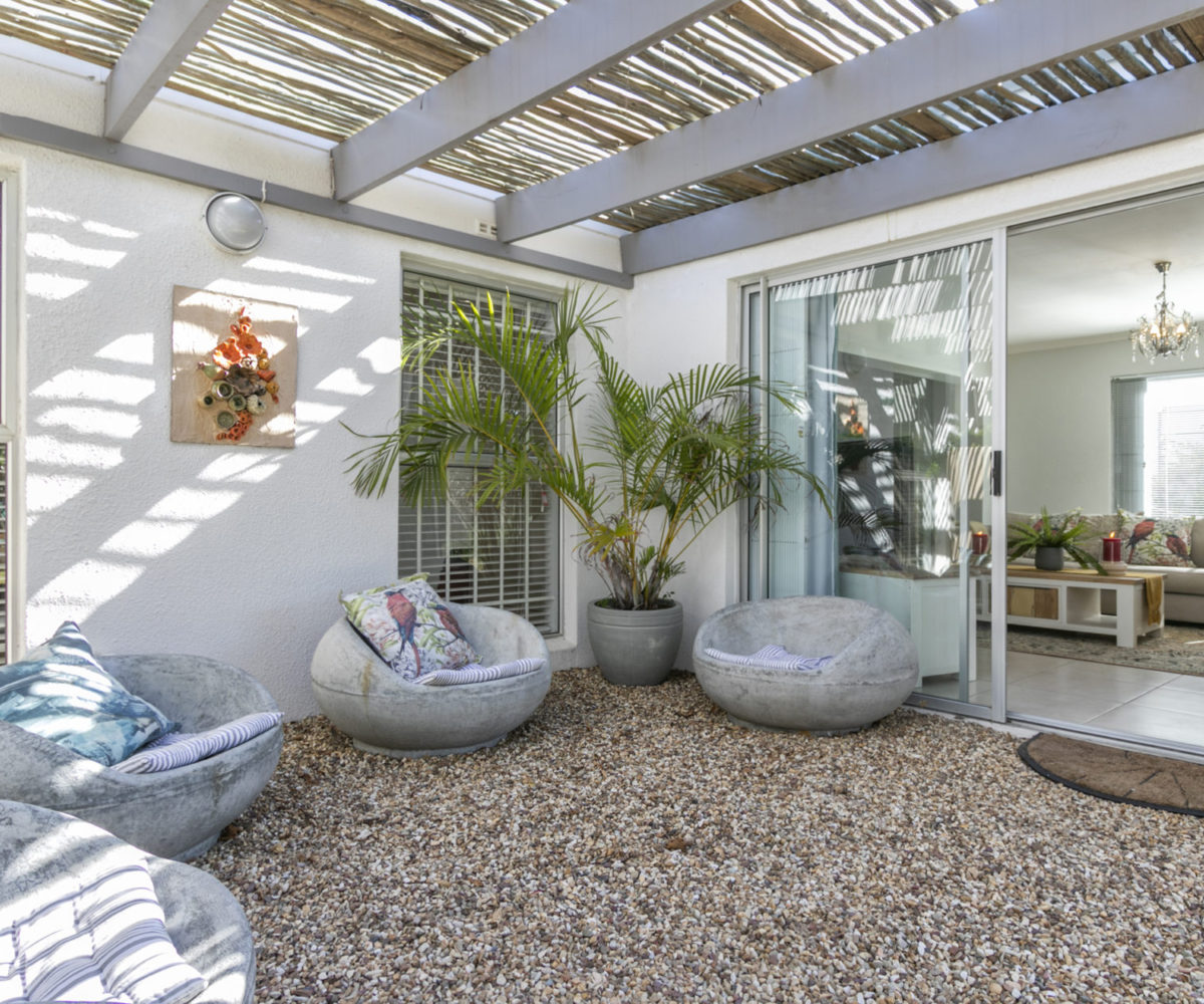 Outside lounge 2 Bedroom Marina Da Gama Self Catering Accommodation In Muizenberg - Heron Cottage