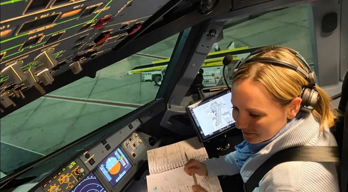 Anxious Covid-19 Flight From Hell: My Run-In With An Infected Pilot 6 covid-19-flight-from-hell Women Pilot Flight Simulator